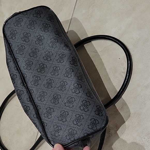 Guess Purse - Picture 5 of 7